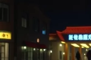 《迟到的春分》清晨麦田小路剧照